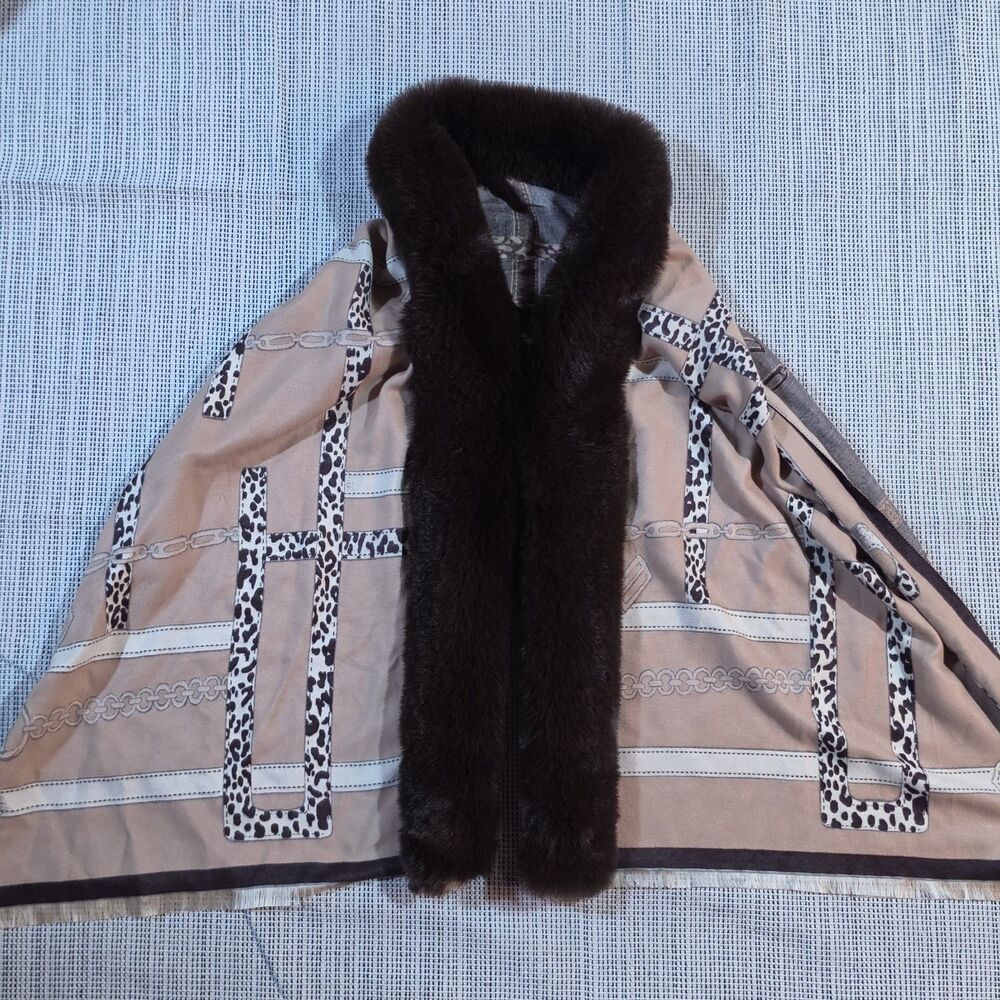 LA FIORENTINA Beige Brown Faux Fur Trim Cape Shawl Wrap Horsebit Chains Print OS